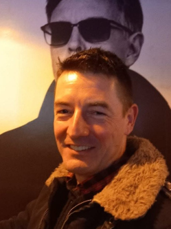 Ricsi, 49 �ves t�rskeres� f�rfi, G�d