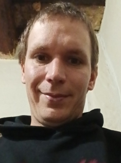 G�bor, 35 �ves t�rskeres� f�rfi, Saj�kaza