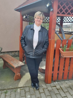 Jola, 66 �ves t�rskeres� n�, V�rpalota