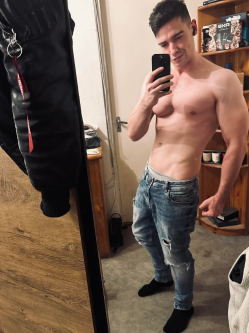 Roland, 31 �ves t�rskeres� f�rfi, Budakal�sz