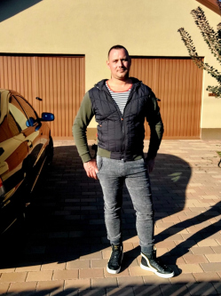 Tibi, 39 �ves t�rskeres� f�rfi, Kocs�r