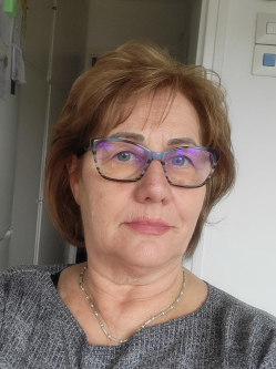 Anna, 63 �ves t�rskeres� n�, Budakal�sz