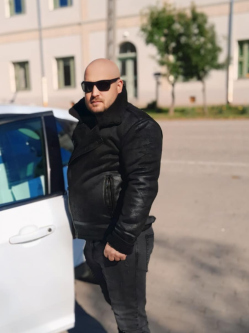 Miki, 36 �ves t�rskeres� f�rfi, Kunszentm�rton