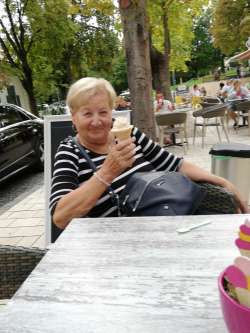 Edit, 82 �ves t�rskeres� n�, Mosonmagyar�v�r