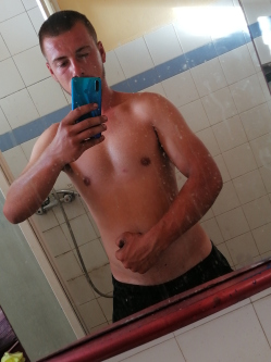 Mih�ly, 21 �ves t�rskeres� f�rfi, Baks