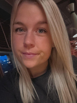 Bettina, 18 �ves t�rskeres� n�, P�cs