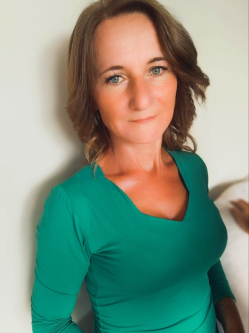 Gy�ngyi, 52 �ves t�rskeres� n�, S�r
