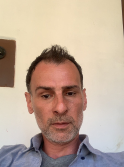 Julian, 52 �ves t�rskeres� f�rfi, Bajororsz�g