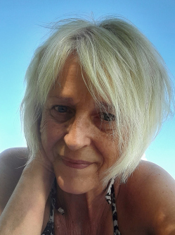 Gy�ngyi, 56 �ves t�rskeres� n�, B�h�nye