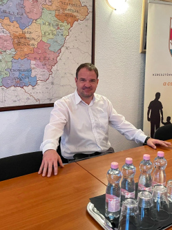 Szil�rd, 43 �ves t�rskeres� f�rfi, Abda