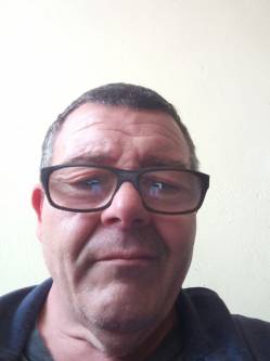 J�zsi, 54 �ves t�rskeres� f�rfi, Szirma