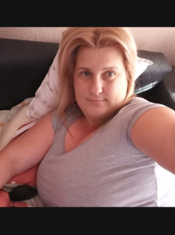 Anita, 43 �ves t�rskeres� n�, Duna�jv�ros