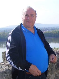 K�roly, 73 �ves t�rskeres� f�rfi, P�sp�klad�ny