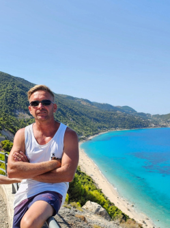 Zsolt, 50 �ves t�rskeres� f�rfi, Detk