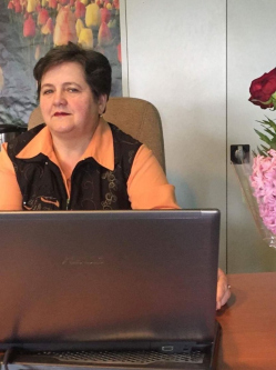 Hajnalka, 64 �ves t�rskeres� n�, Brass�