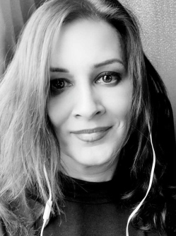Erika, 51 �ves t�rskeres� n�, Duna�jv�ros