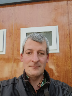 Korn�l, 46 �ves t�rskeres� f�rfi, In�rcs