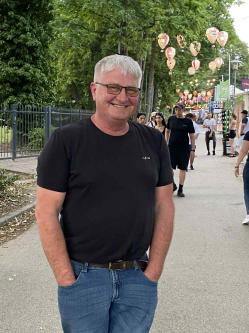Sanyi, 60 �ves t�rskeres� f�rfi, P�sp�klad�ny