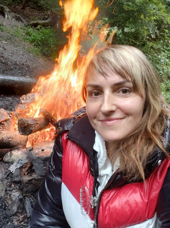 Tami, 45 �ves t�rskeres� n�, Mak�