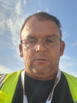 Zoli, 43 �ves t�rskeres� f�rfi, Tedej