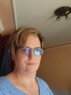 Era, 48 �ves t�rskeres� n�, Kecsk�d