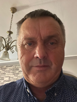 J�nos, 58 �ves t�rskeres� f�rfi, Szank