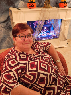 Katalin, 62 �ves t�rskeres� n�, Kom�di