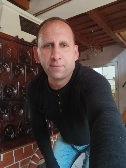 Bal�zs, 41 �ves t�rskeres� f�rfi, K�rmend
