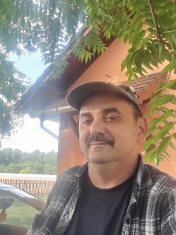 Laszlo, 54 �ves t�rskeres� f�rfi, �pusztaszer