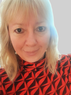 Edina, 51 �ves t�rskeres� n�, P�pa