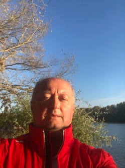R�bert, 57 �ves t�rskeres� f�rfi, Mez�cs�t