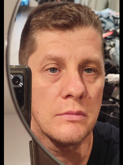 Roland, 43 �ves t�rskeres� f�rfi, Mez�k�vesd