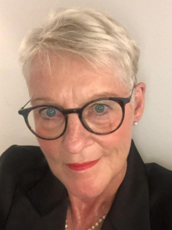 Margit, 57 �ves t�rskeres� n�, Szeksz�rd