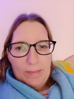 Krisztina, 40 �ves t�rskeres� n�, �jk�gy�s