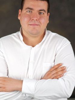 M�t�, 33 �ves t�rskeres� f�rfi, Budapest