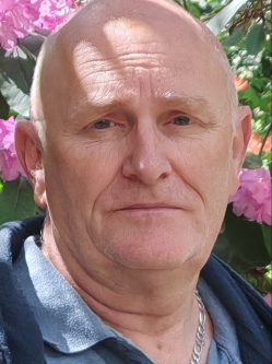 Korn�l, 57 �ves t�rskeres� f�rfi, Solt