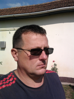 Robi, 56 �ves t�rskeres� f�rfi, B�k�scsaba