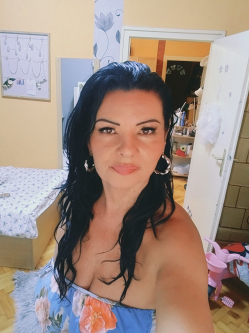Ang�la, 53 �ves t�rskeres� n�, Beretty��jfalu