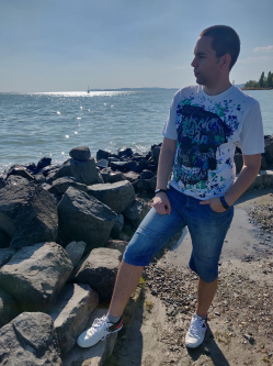 D�niel, 36 �ves t�rskeres� f�rfi, T�t