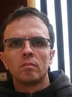 Vince, 50 �ves t�rskeres� f�rfi, Domb�v�r
