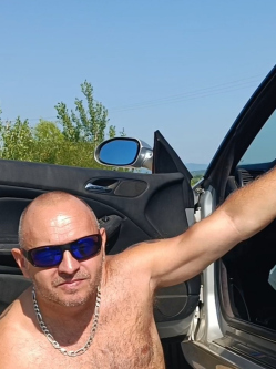 Robert, 48 �ves t�rskeres� f�rfi, Ny�kl�dh�za