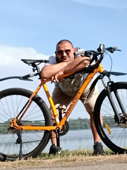 Atti, 51 �ves t�rskeres� f�rfi, Gy�r