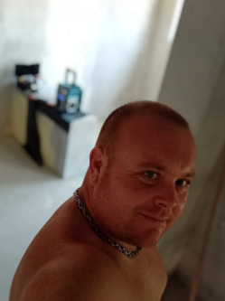Zoli, 45 �ves t�rskeres� f�rfi, Asz�d