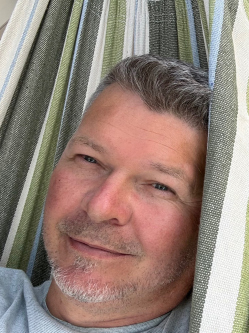 Tibor, 55 �ves t�rskeres� f�rfi, Dorog