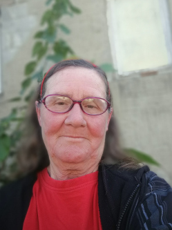 Roz�lia, 66 �ves t�rskeres� n�, Mak�