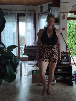 Vikt�ria, 39 �ves t�rskeres� n�, Dunavars�ny