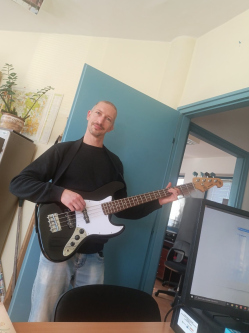 J�zsi, 40 �ves t�rskeres� f�rfi, T�k