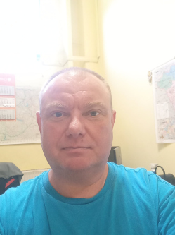 Tomi, 49 �ves t�rskeres� f�rfi, N�zsa