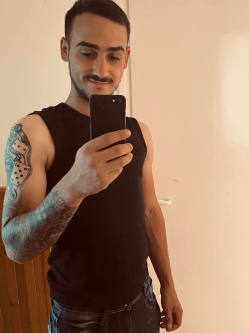 Roland, 26 �ves t�rskeres� f�rfi, Bonyh�d