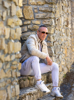 R�bert, 44 �ves t�rskeres� f�rfi, Veszpr�m